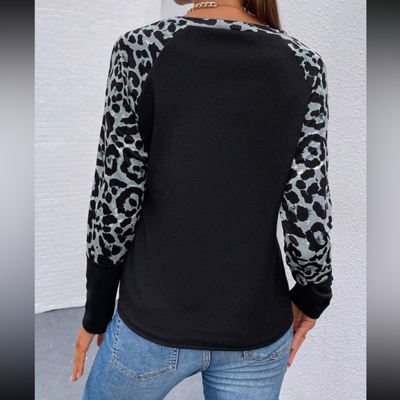 Leopard print contrast sleeve top - Picture 2 of 10